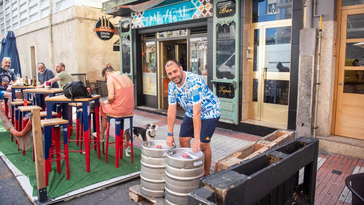Jorge Rilo, el dueño del bar San Xán, preparando todo para la fiesta del 23 de junio en A Coruña.
