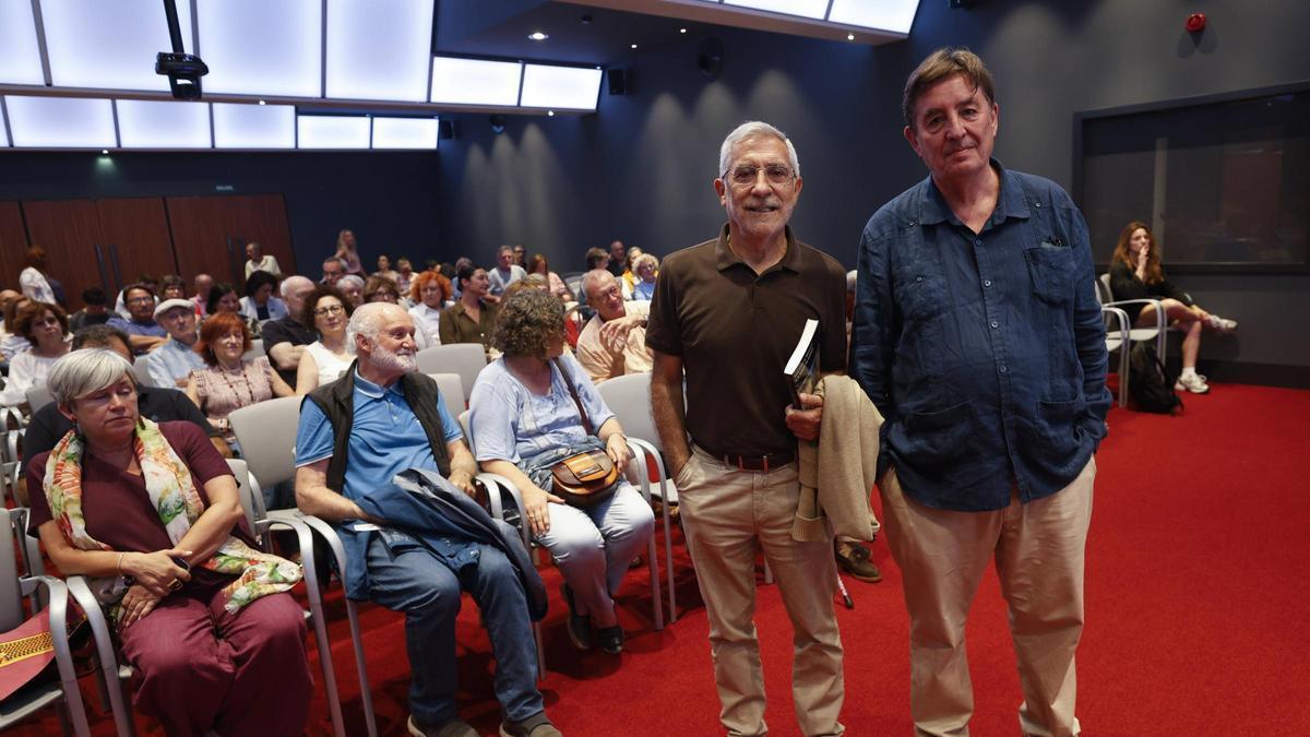Por la izquierda, Gaspar Llamazares y Luis García Montero, en el Club LA NUEVA ESPAÑA.