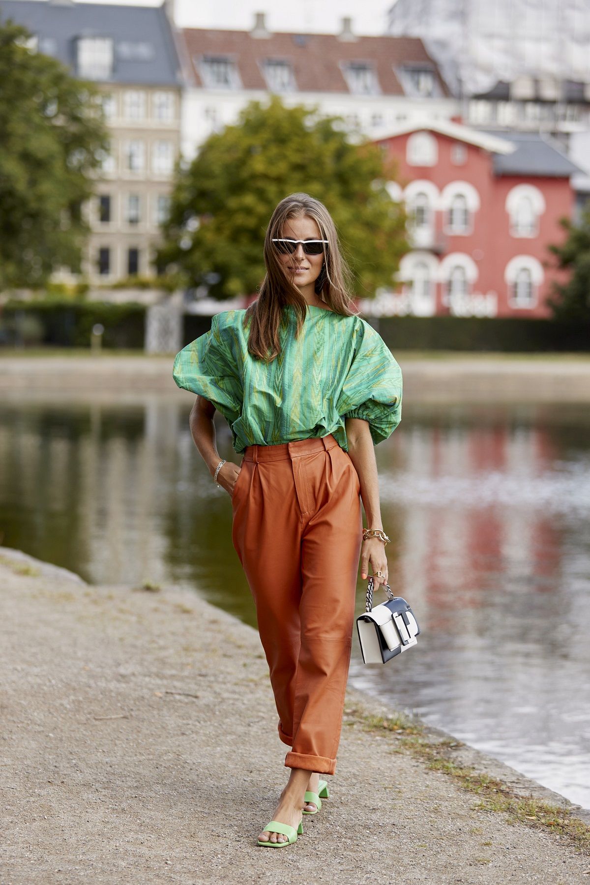 El color verde es tendencia: look visto en el 'street style' de Copenhague