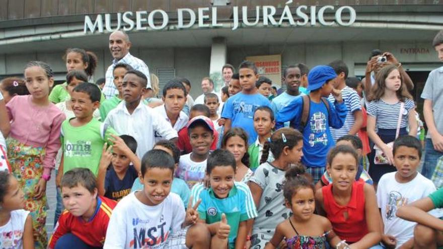 Varios de los niños saharauis que ayer visitaron el Museo del Jurásico.