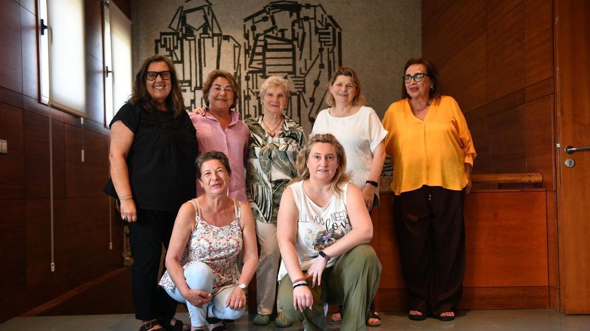 Vecinas de Peruleiro-Mariñeiros posan en el centro cívico del barrio junto con la presidenta de la Asociación Vecinal, Ana María Enero (abajo a la izquierda).
