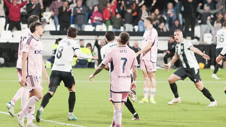 El FC Cartagena aprovecha la superioridad numérica y gana al Real Oviedo (2-0)