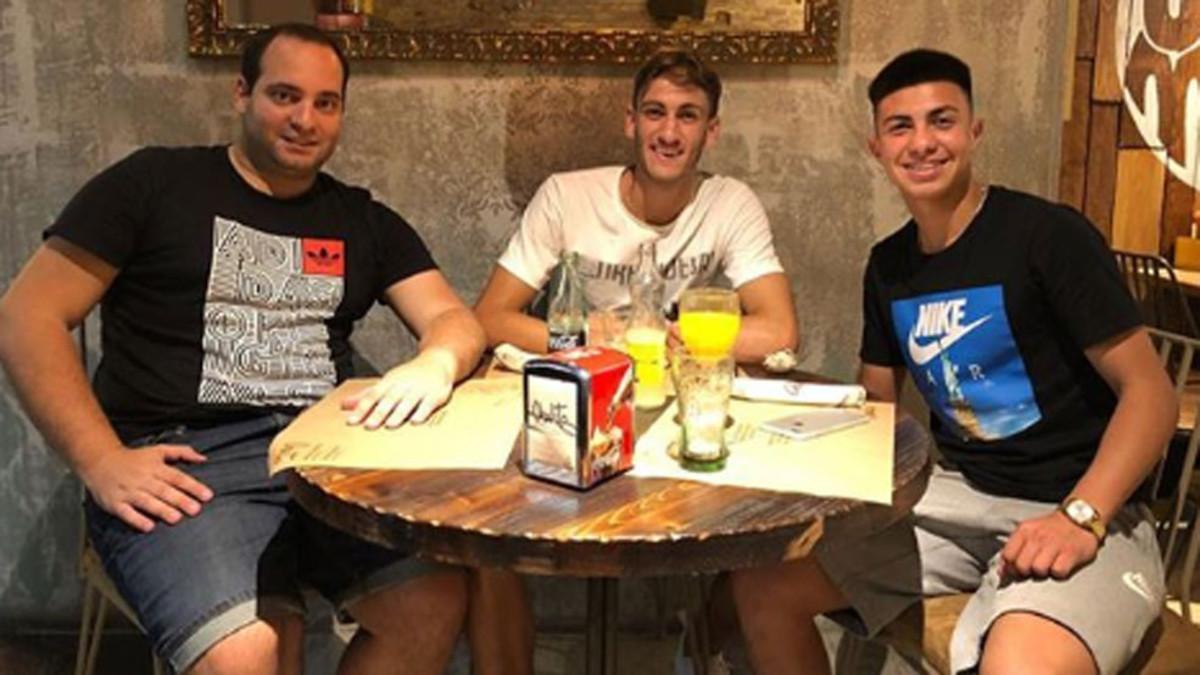 Nada más llegar a Barcelona, Áxel Pérez se fue a comer al restaurante de Luis Suárez, acompañado de su compatriota y futbolista del Barça B, Santi Bueno