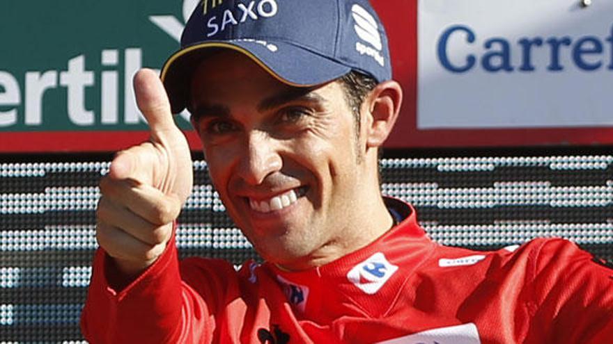 Contador &#039;dispara&#039; con el maillot rojo en el podio.