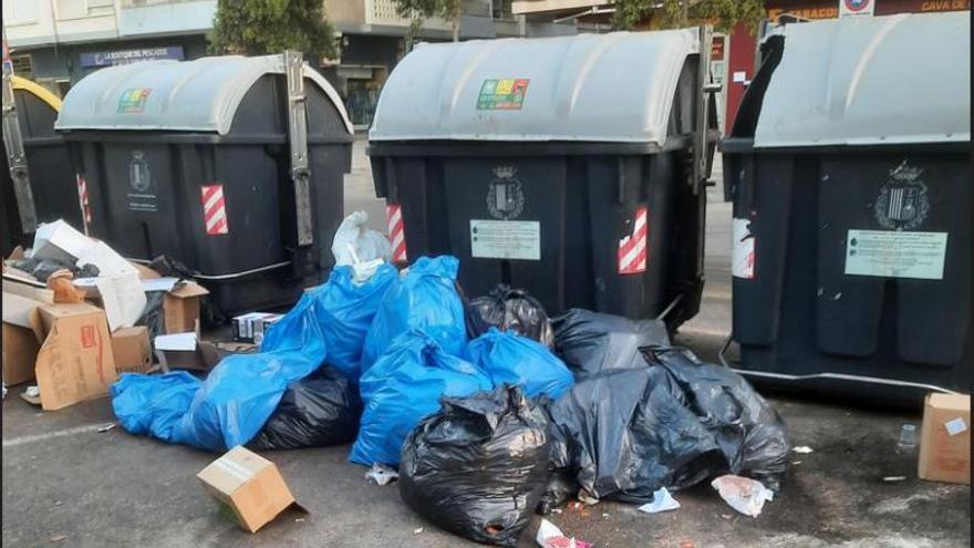 Vuelven las quejas en Santa Pola por las basuras en la avenida Astondoa