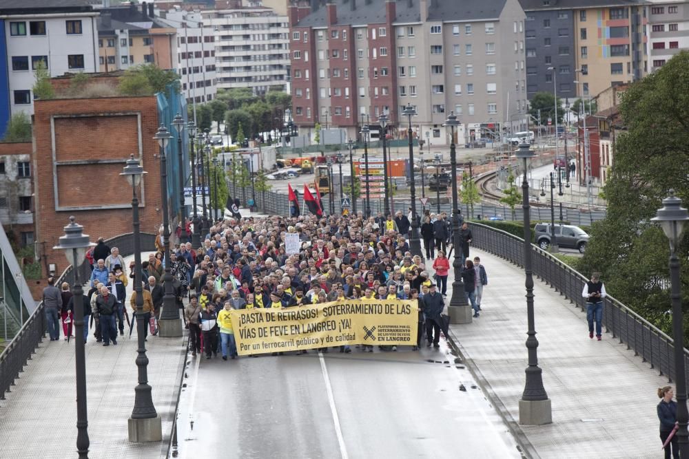 Manifestación contra los retrasos en las obras de soterramiento en Langreo