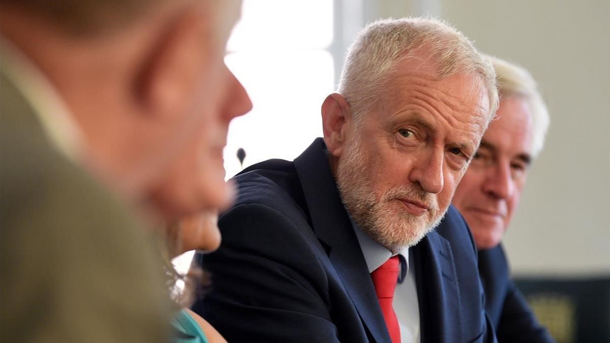 El líder laborista, Jeremy Corbyn, durante la reunión que ha mantenido este martes con otros líderes de la oposición.