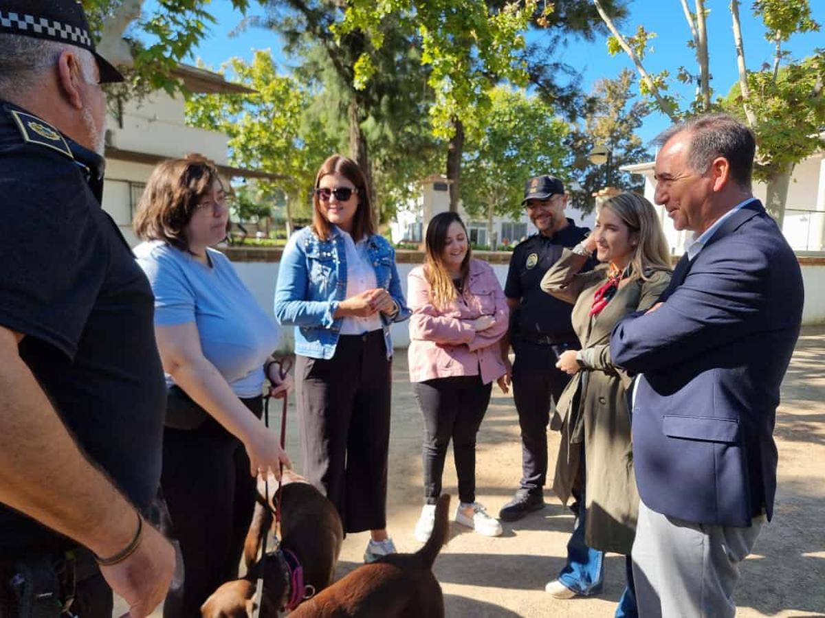 El alcalde de Riba-roja, Robert Raga y la concejala de Seguridad Ciudadana, Raquel Pamblanco, junto al equipo de la iniciativa.