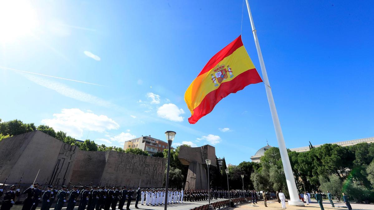 Izado de la bandera de España en la plaza Colón de Madrid.