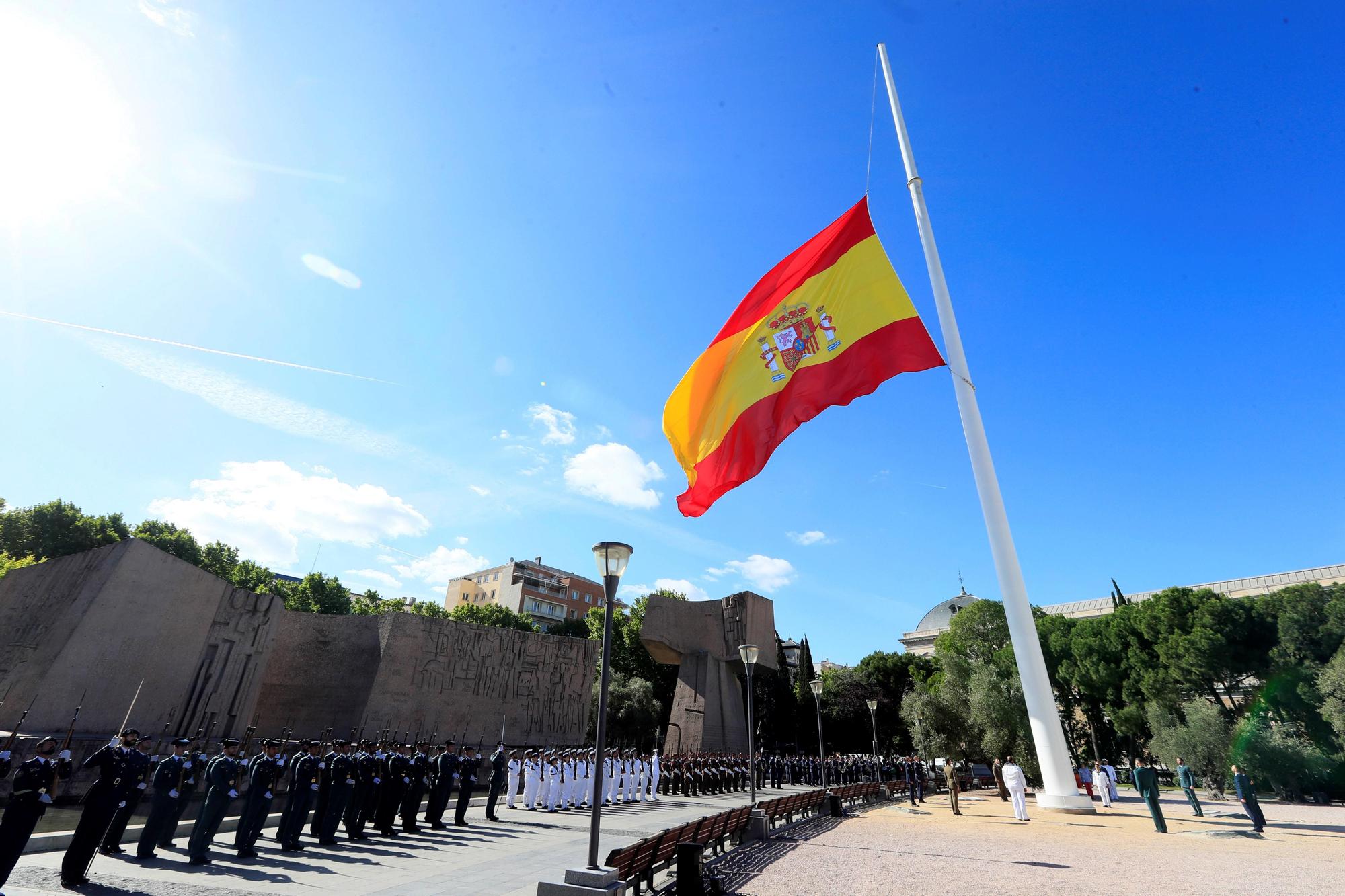 Izado de la bandera de España en la plaza Colón de Madrid.