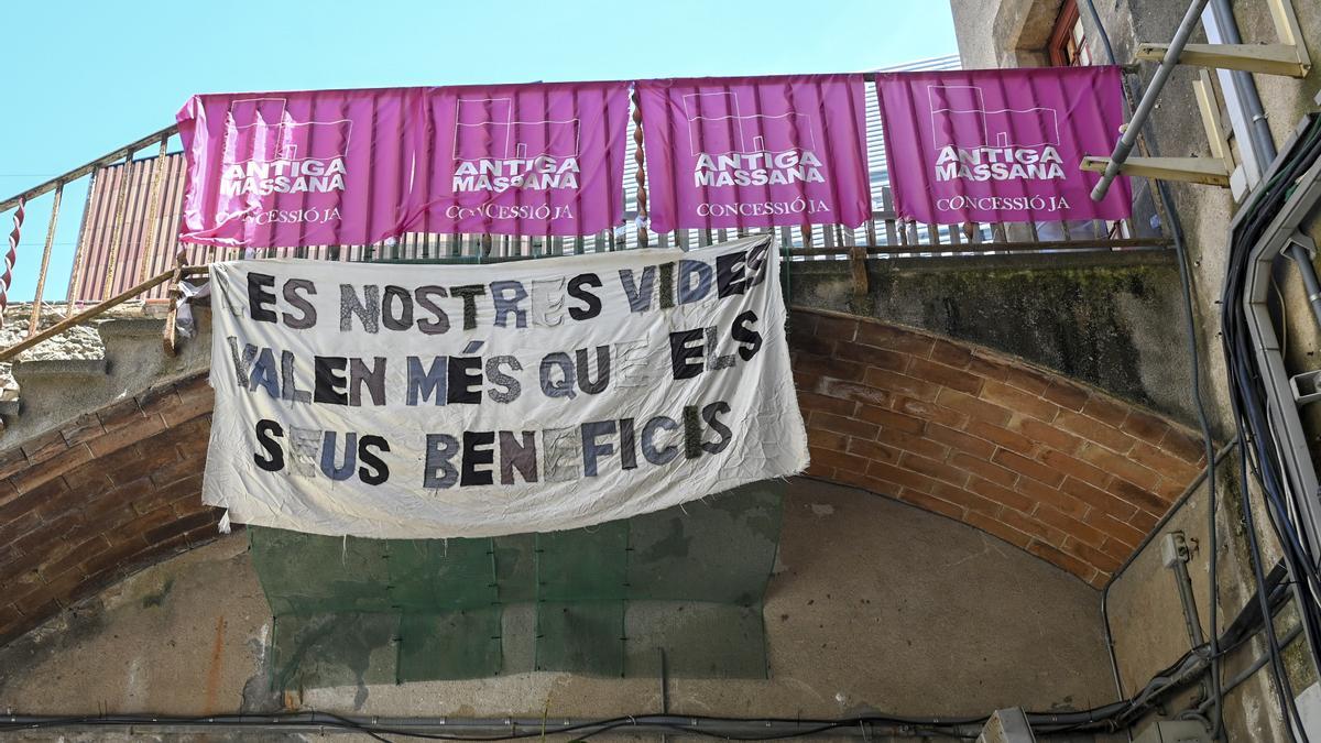 Pancarta reivindicativa en el edificio de la antigua escuela Massana.