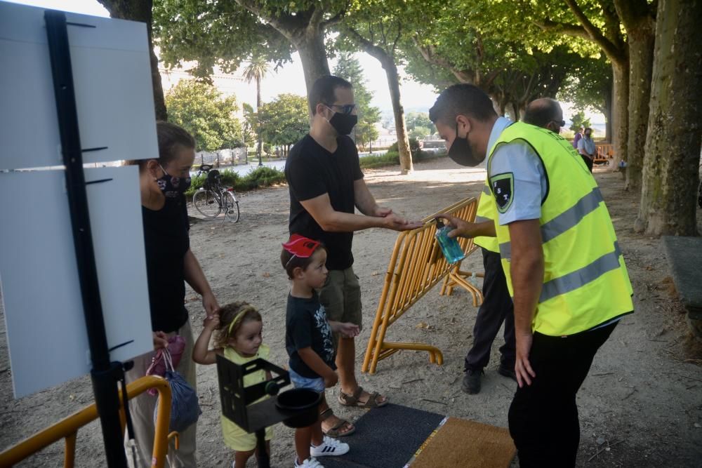 Los niños disfrutran de su espacio de teatro, música y magia en las fiestas de Pontevedra