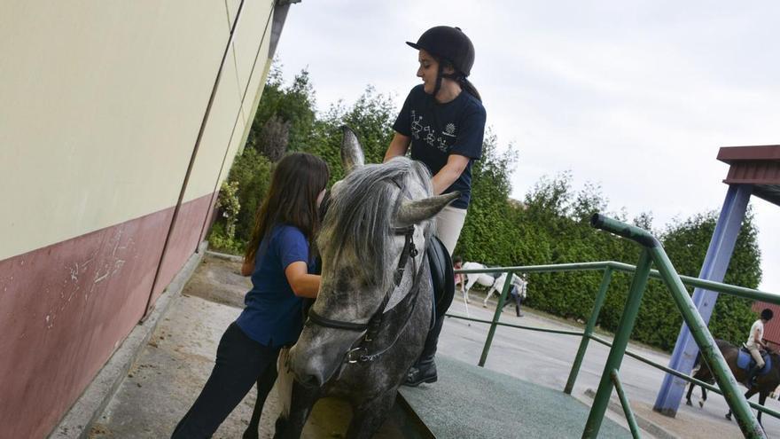 Exhibiciones ecuestres, talleres, actividades infantiles y una paella solidaria: el hípico de Oviedo abre sus puertas para enseñar su lado más solidario