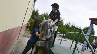 Exhibiciones ecuestres, talleres, actividades infantiles y una paella solidaria: el hípico de Oviedo abre sus puertas para enseñar su lado más solidario