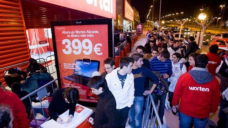 Decenas de ciudadanos guardan cola este pasado lunes por la noche horas antes de la inauguración de la tienda Worten en Alicante.