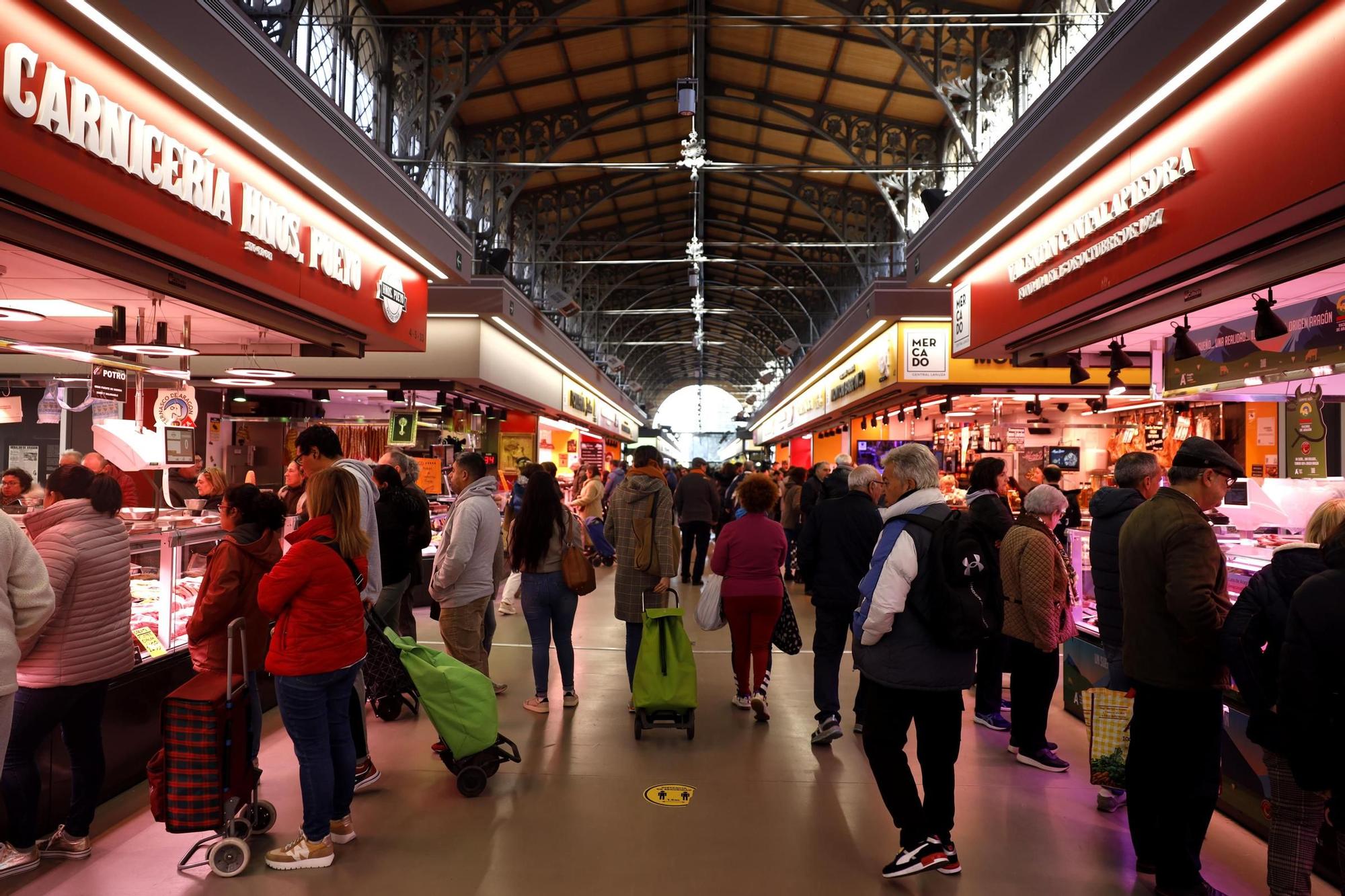 Las compras para Navidad se adelantan en el Mercado Central de Zaragoza