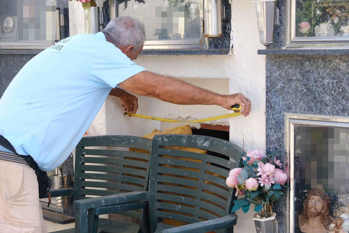 Lápidas levantadas y nichos destrozados por vandalismo en el cementerio de Tabarca