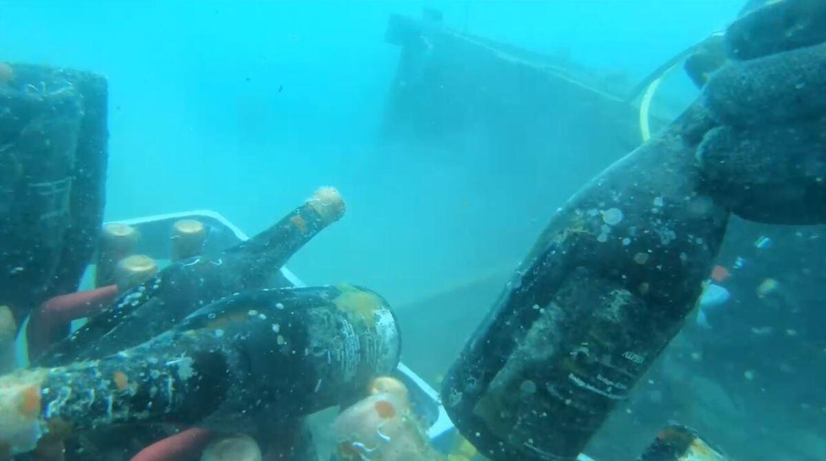 Un momento en el que se recogen las botellas del fondo del mar para su venta.
