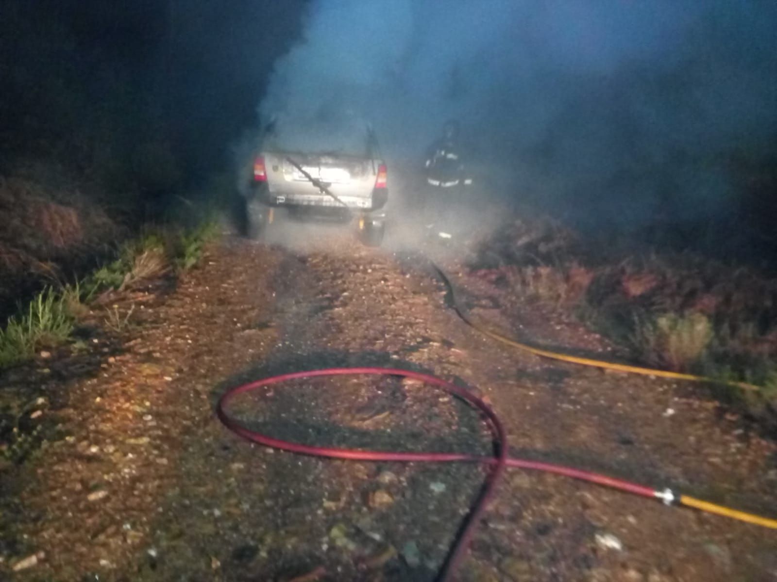 El coche, una vez apagado por los bomberos de Rionegro del Puente.