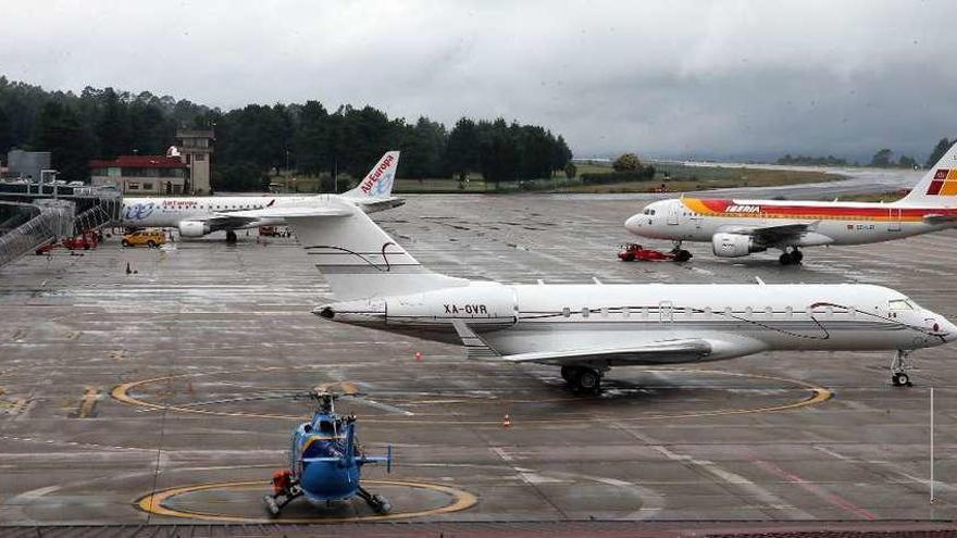 Varios aviones en la pista del aeropuerto de Peinador.  // Marta G. Brea