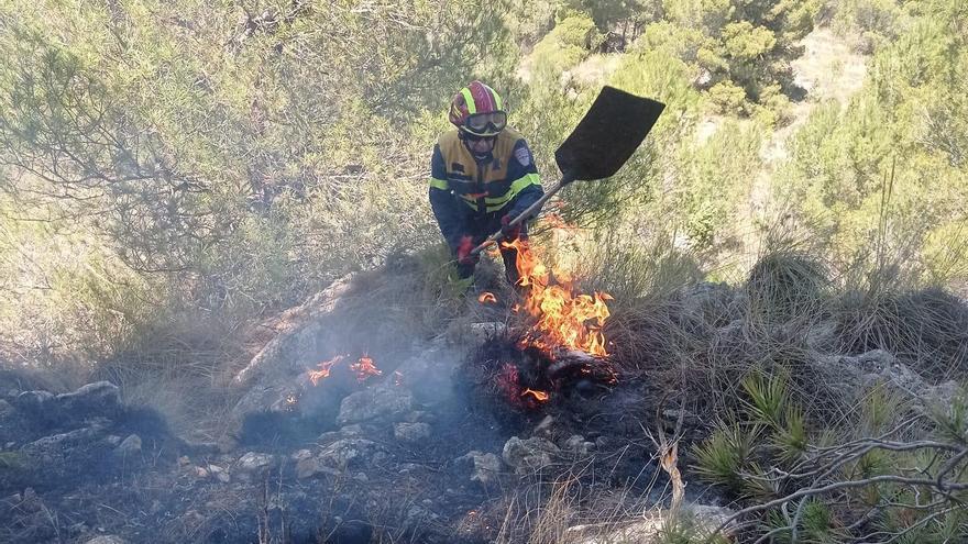 Controlado el incendio forestal en Peña María en Lorca