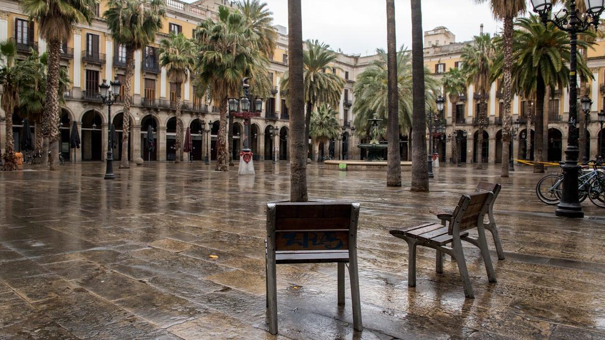 La plaza Reial de Barcelona, desierta durante el confinamiento por el coronavirus