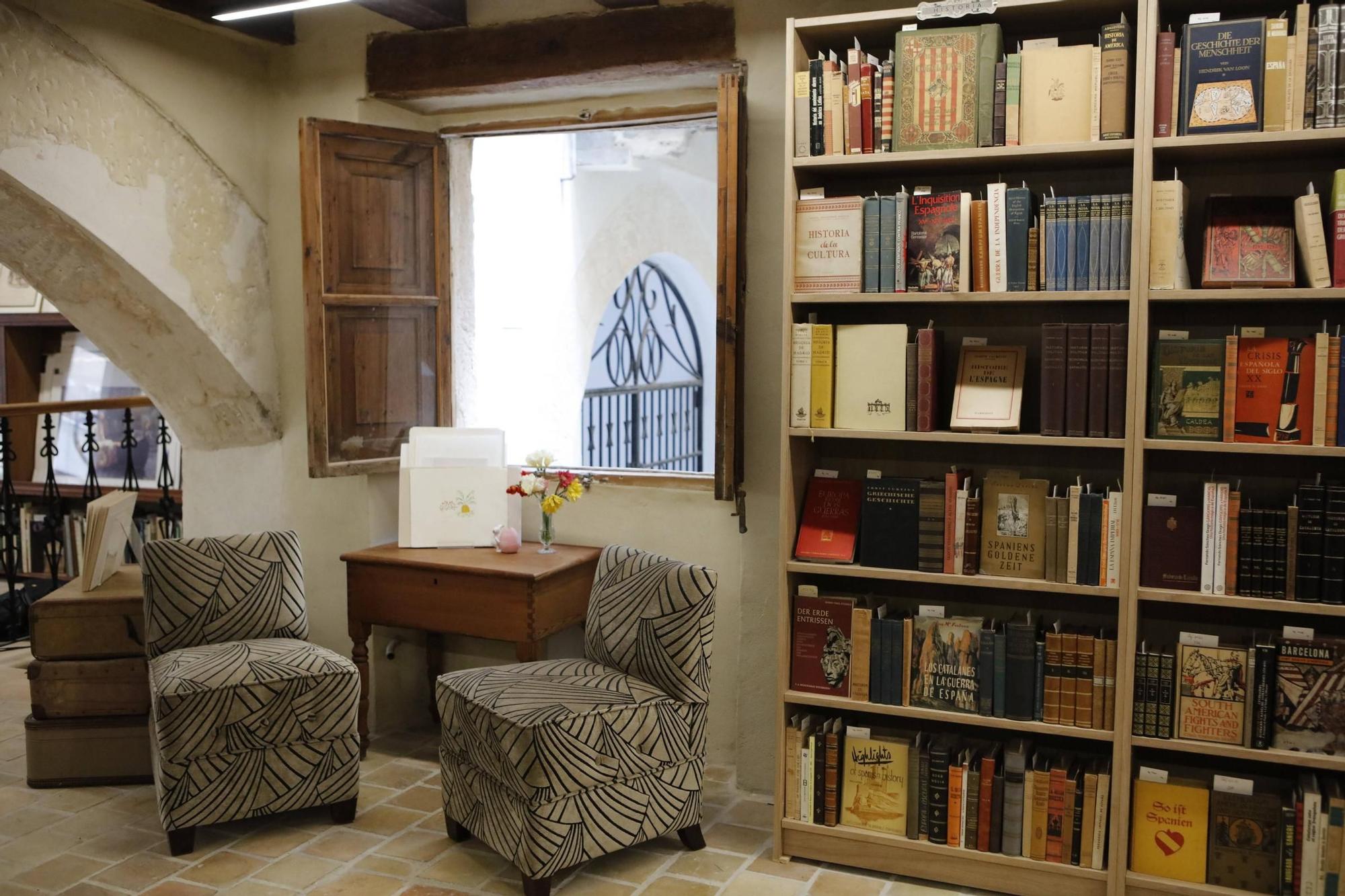 Der Raum im renovierten, historischen Gebäude beherbergt neben gut sortierten Bücherregalen auch eine Leseecke.