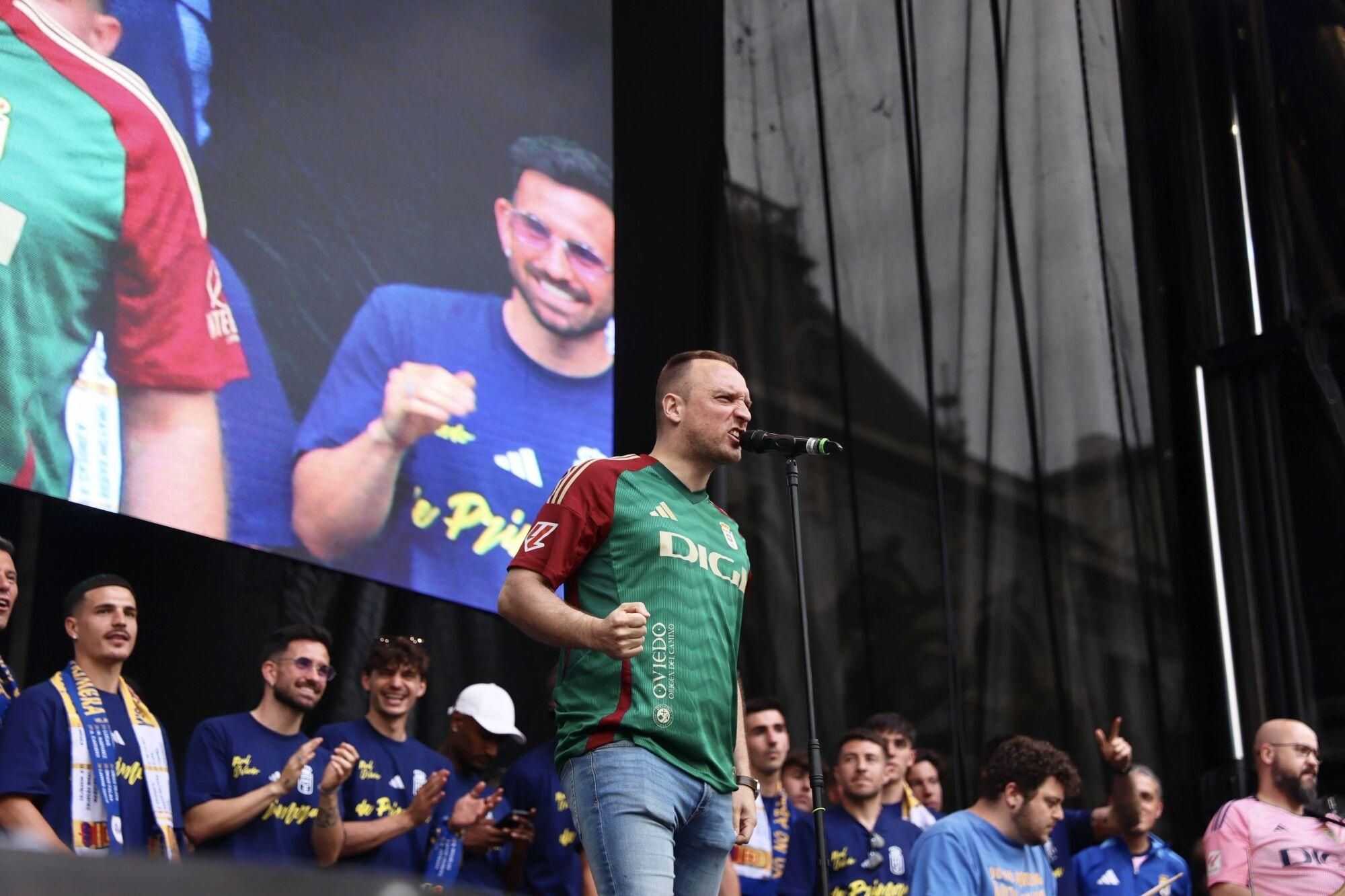 Locura azul en las calles de Oviedo para celebrar el ascenso del equipo a Primera División