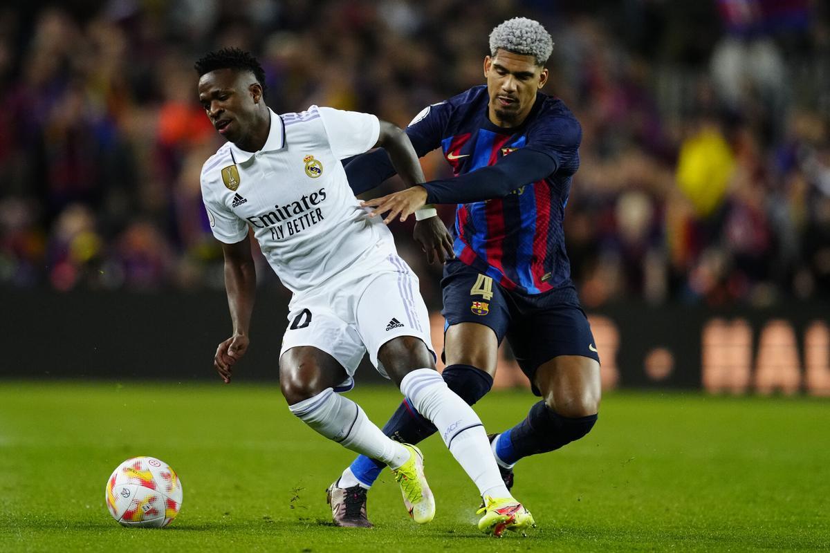 Araujo fue el 'anti-Vinicius' con Xavi