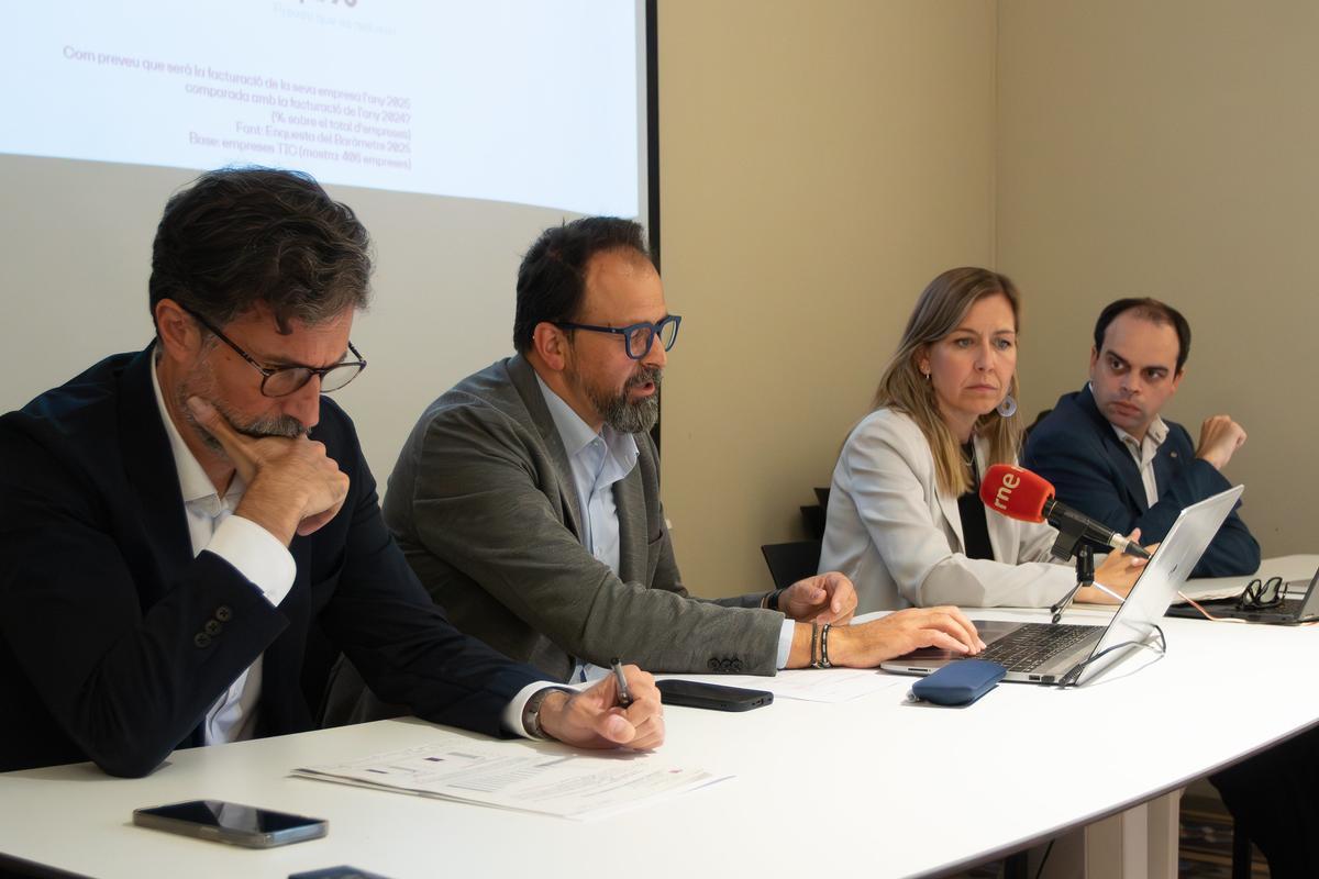 Lorenzo Di Pietro (Barcelona Activa), Joan Ramon Barrera (Cercle Tecnològic) y los secretarios Maria Galindo (Polítiques Digitals) y Albert Tort (Telecomunicaciones y transformación digital)