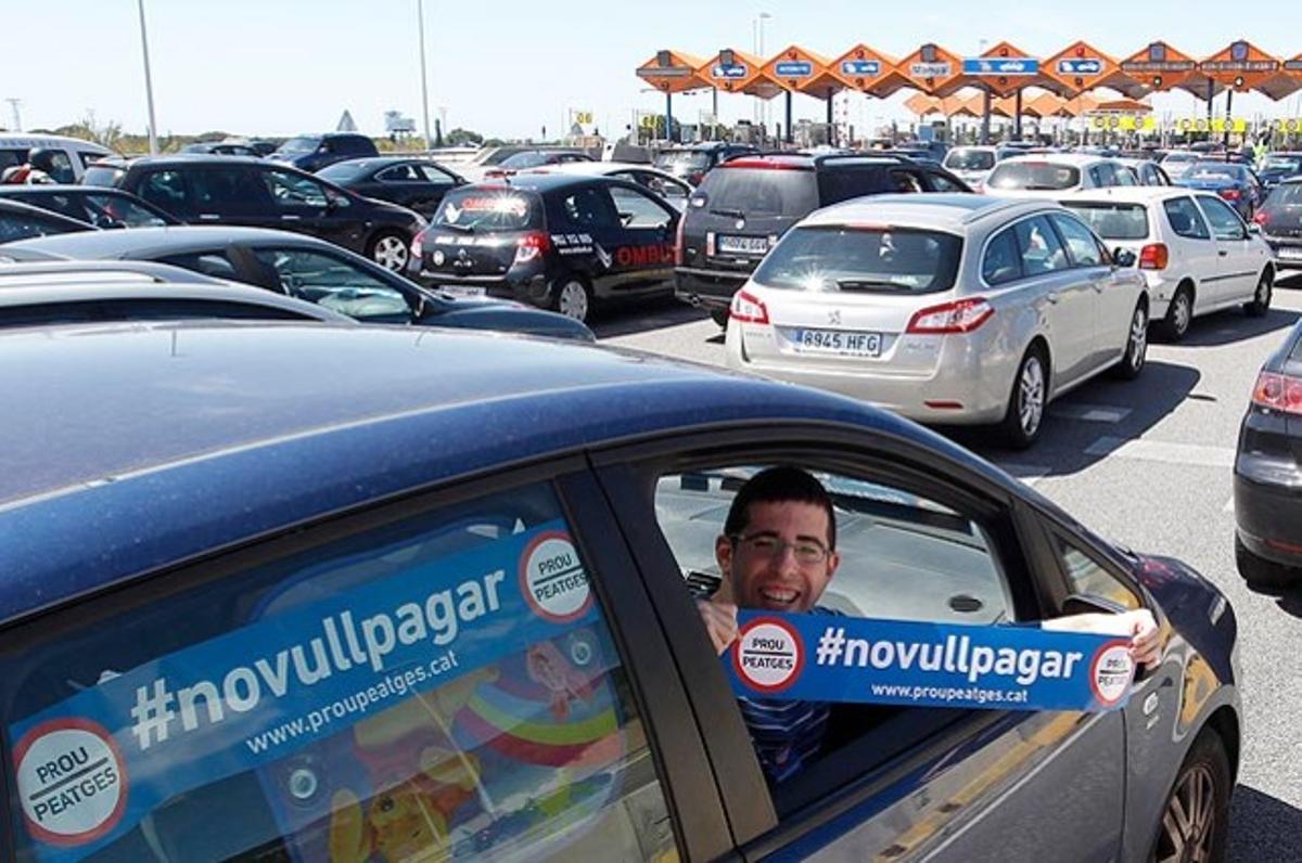 Un partidari de la campanya no vull pagar contra els peatges a Catalunya, en plena operació tornada del pont de l’1 de maig.