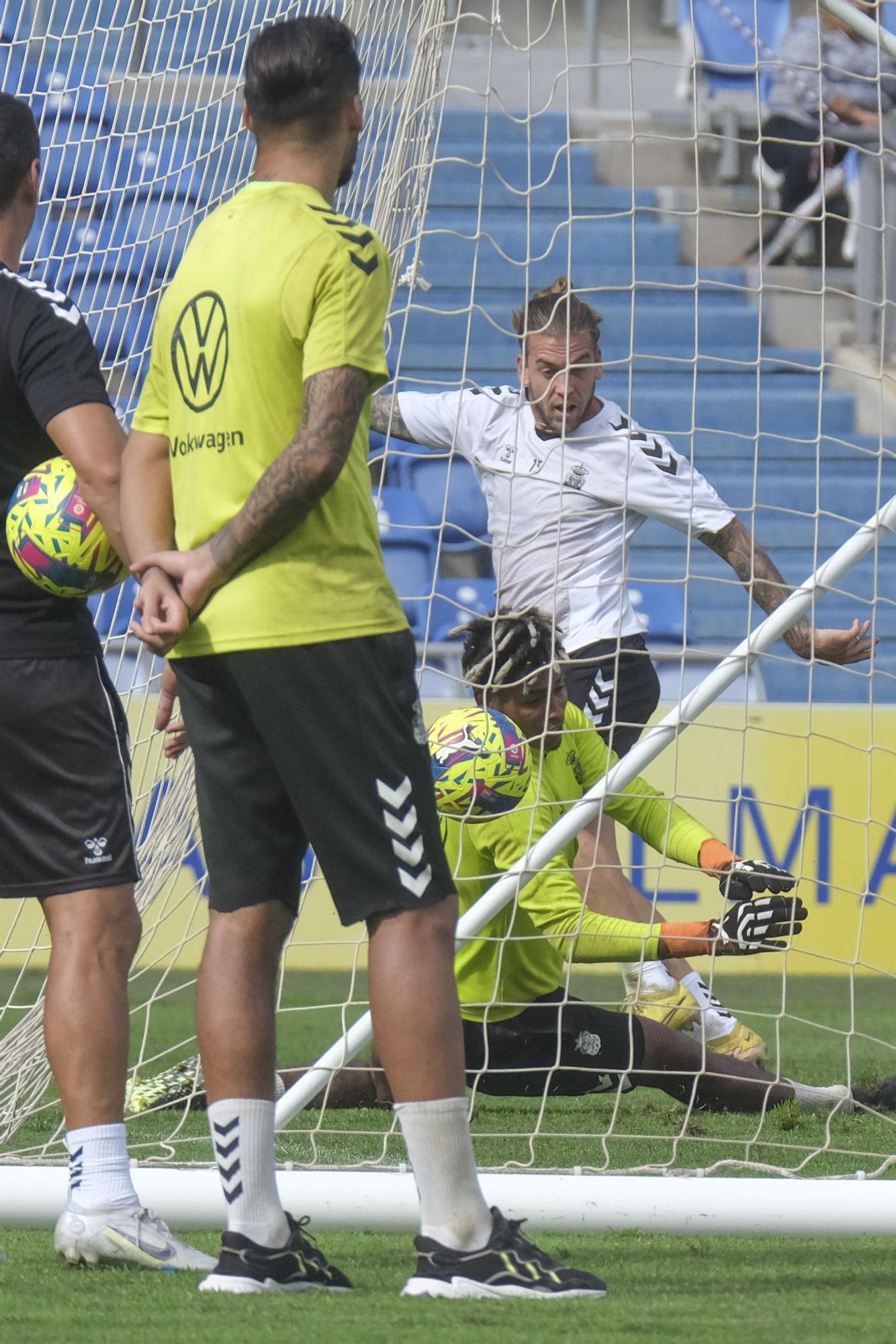 La UD Las Palmas entrena a puerta abierta