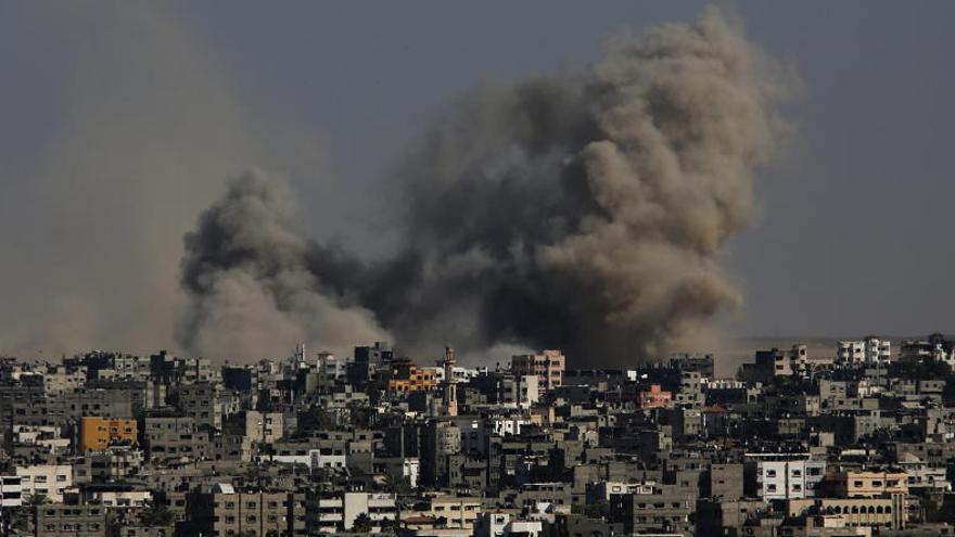 Un ataque en Gaza deja una columna de humo.