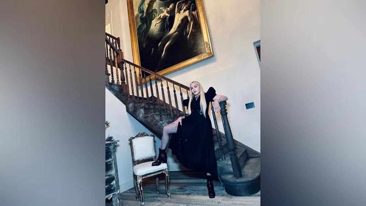 Madonna, en su casa, junto al supuesto cuadro de Langlois 'Diana y Endymion'.  