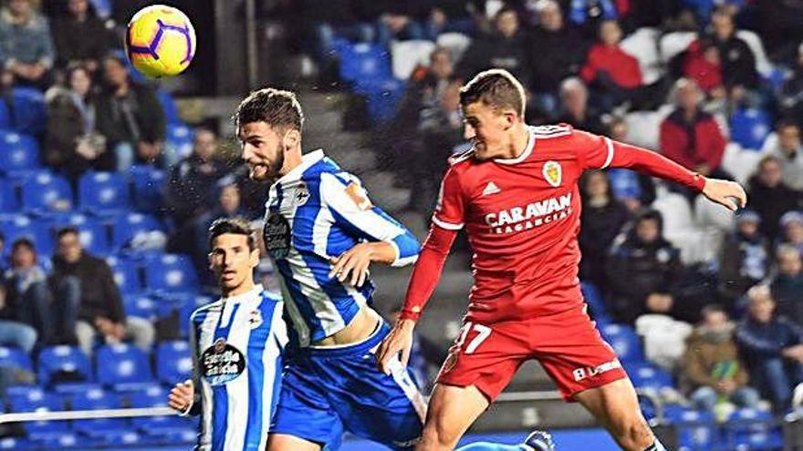 Domingos Duarte remata a puerta en el partido ante el Zaragoza.