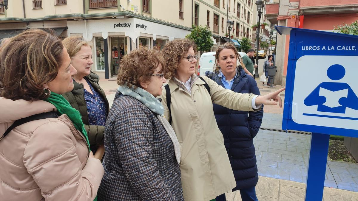 La Alcaldesa de Navia, Ana Isabel Fernández, muestra la caseta de los Jardinillos a un grupo de vecinas.