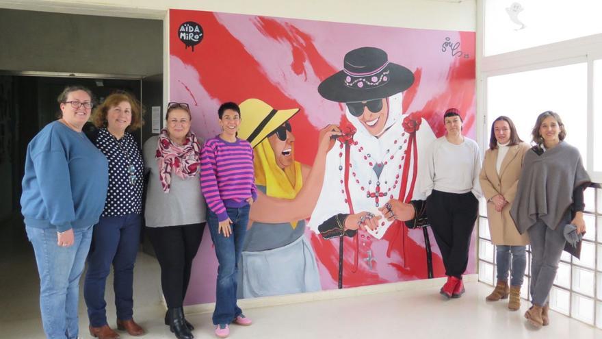 La artista con las representantes municipales y del instituto junto al mural y, abajo, un detalle de la obra creada por Aïda Miró. | ASJ