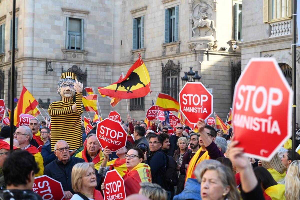 Concentració a la plaça Sant Jaume convocada pel PP contra la amnistia