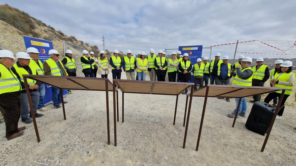 La secretaria de Estado de Agricultura, Begoña García, visita los trabajos para para instalar la central fotovoltaica en Cieza.