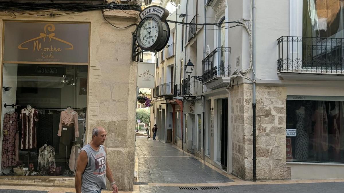 Un hombre pasea por delante del reloj dels "Quatre cantons" de Xàtiva, en una imagen captada esta semana.