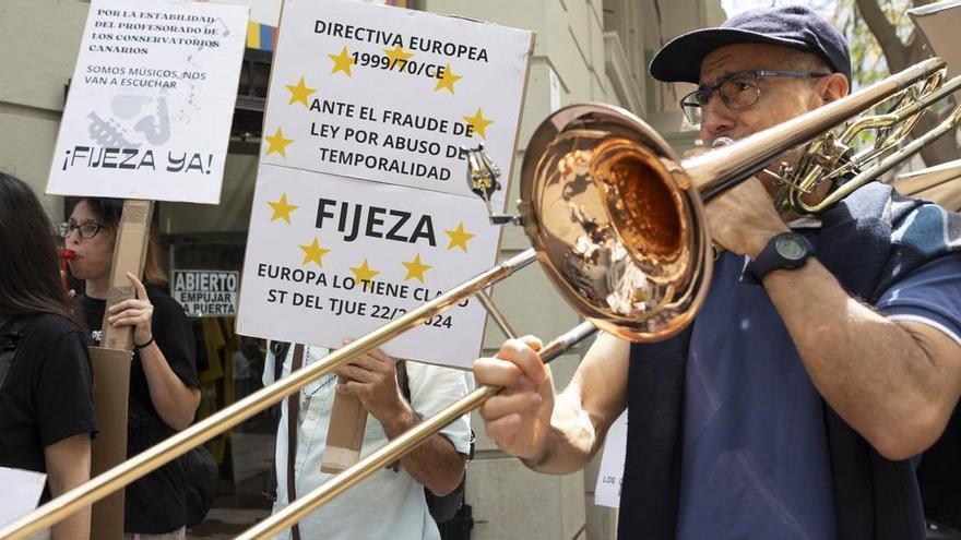 Protesta de profesores interinos de los conservatorios Profesionales de Música de Las Palmas de Gran Canaria y de Santa Cruz de Tenerife.