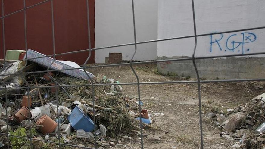 Solar recién limpiado en la calle Jara.