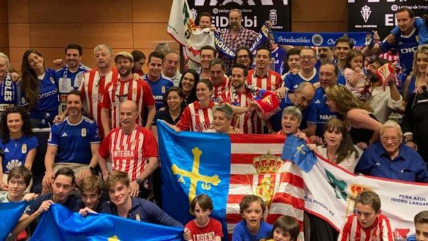 Aficionados del Oviedo y del Sporting, juntos en Ciudad de México tras el partido. | LaLiga