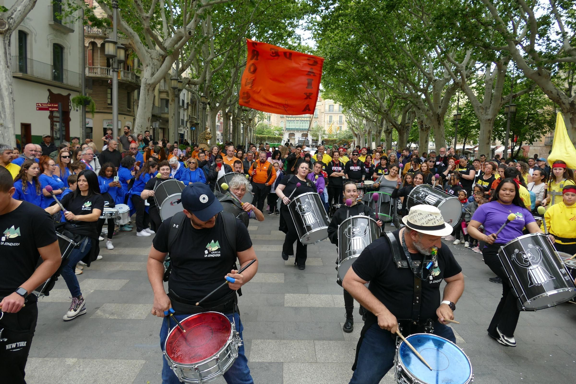 Figueres ressona amb una gran batucada de Santa Creu