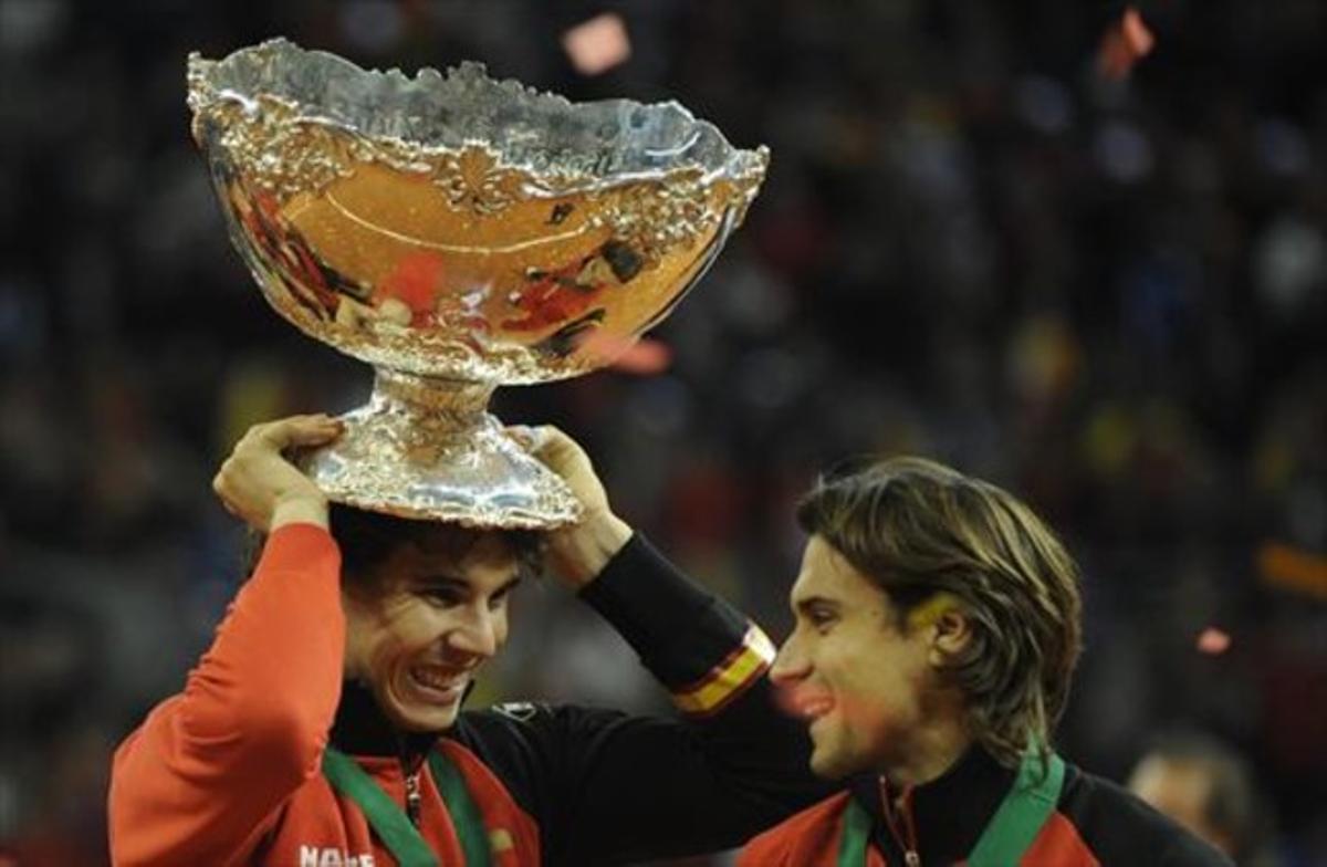 Nadal i Ferrer, amb l’enciamera en la final del 2011 a Sevilla.