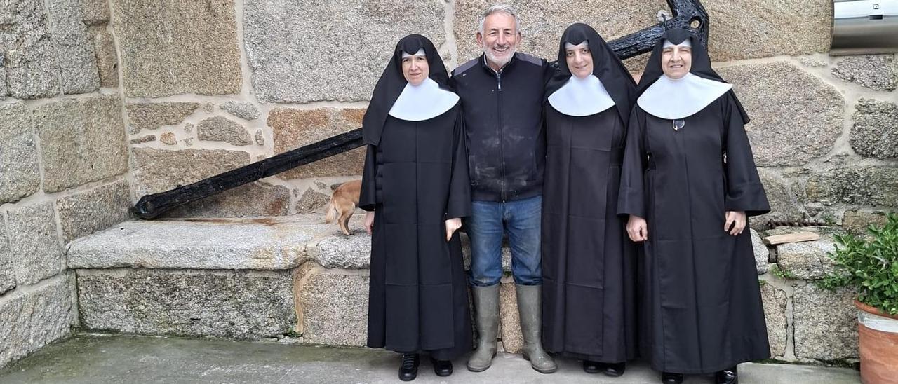 El empresario Alfonso Dacosta y tres monjas de Monforte en la casa Sestadelo, en Aldán.