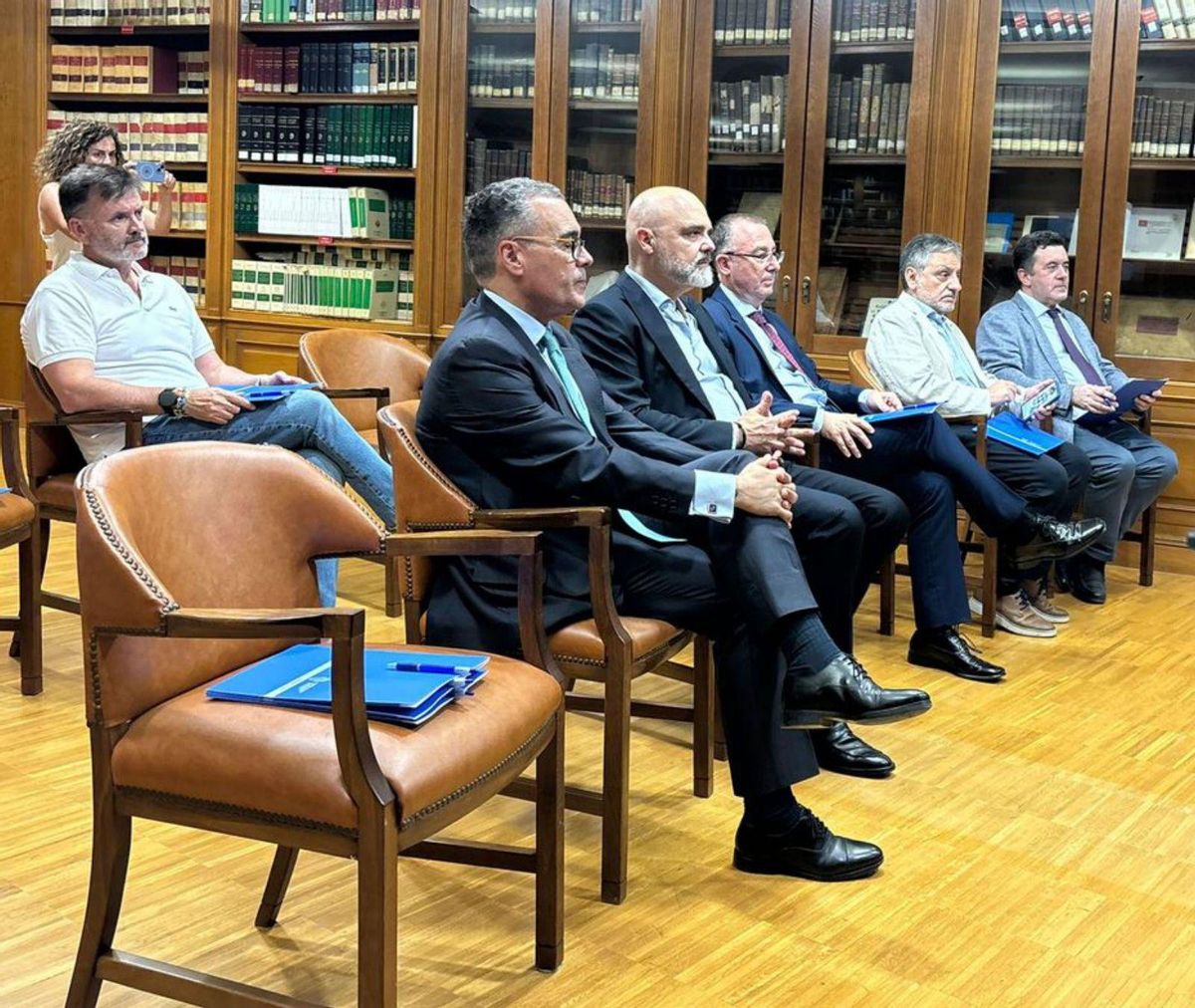Asistentes a la conferencia del jurista argentino.