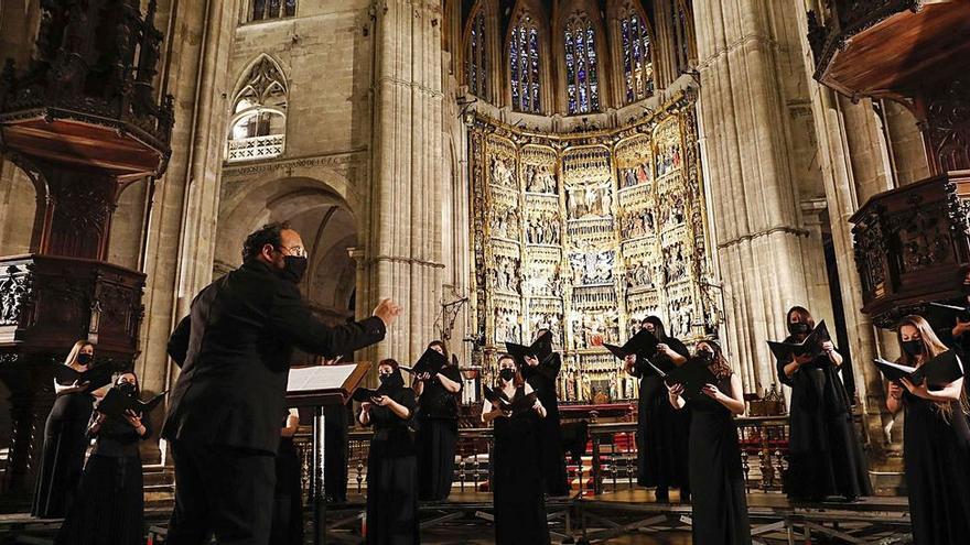 El coro León de Oro, durante un concierto en la catedral, bajo la dirección de Marco Antonio García de Paz. | Luisma Murias