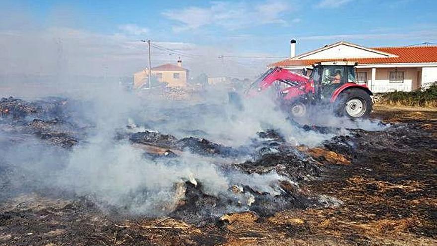 Humareda levantada por el incendio declarado ayer en Villamor de Cadozos.