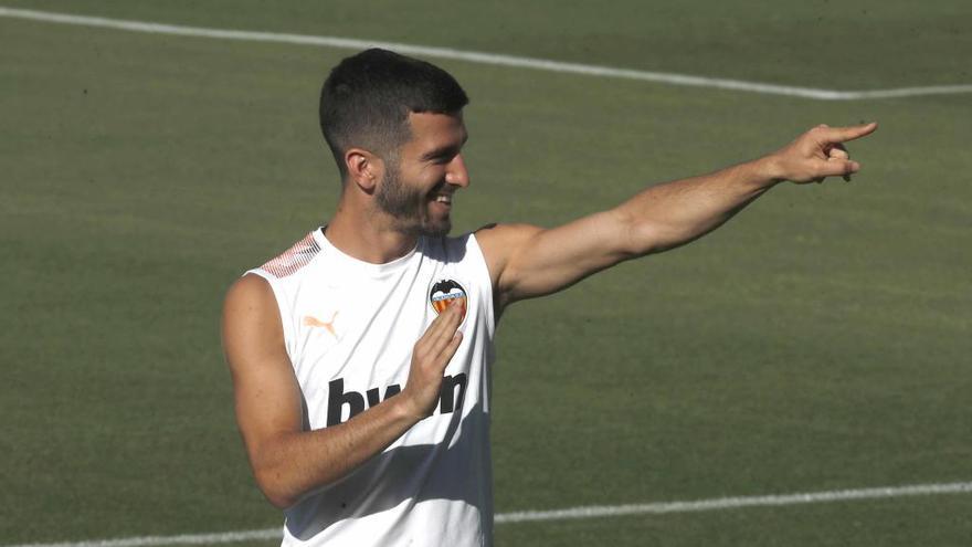 Gayà, que podría librarse de la sanción, en un entrenamiento esta pretemporada con el Valencia CF.